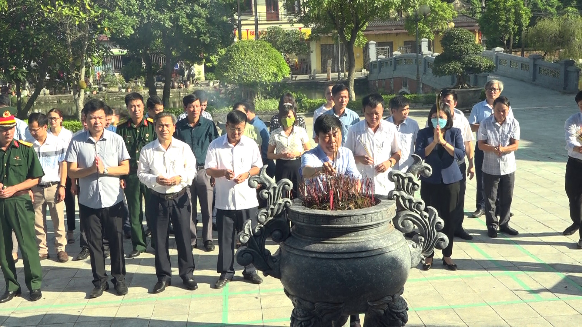   Lãnh huyện dâng hương tưởng niệm Tổng Bí thư Nguyễn Văn Linh & các anh hùng liệt sỹ